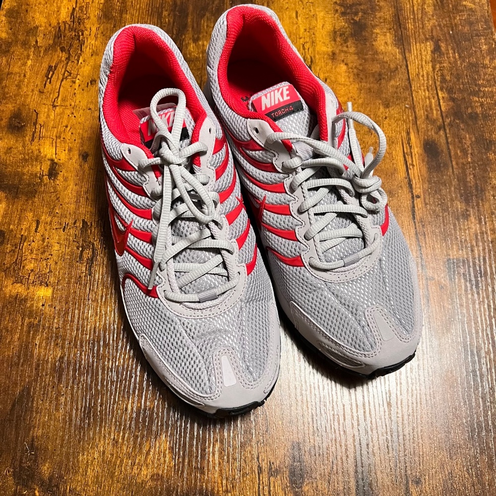 Nike Air Max Torch 4 Men’s Size 10 Grey Red Running Athletic Shoes CI2202-001